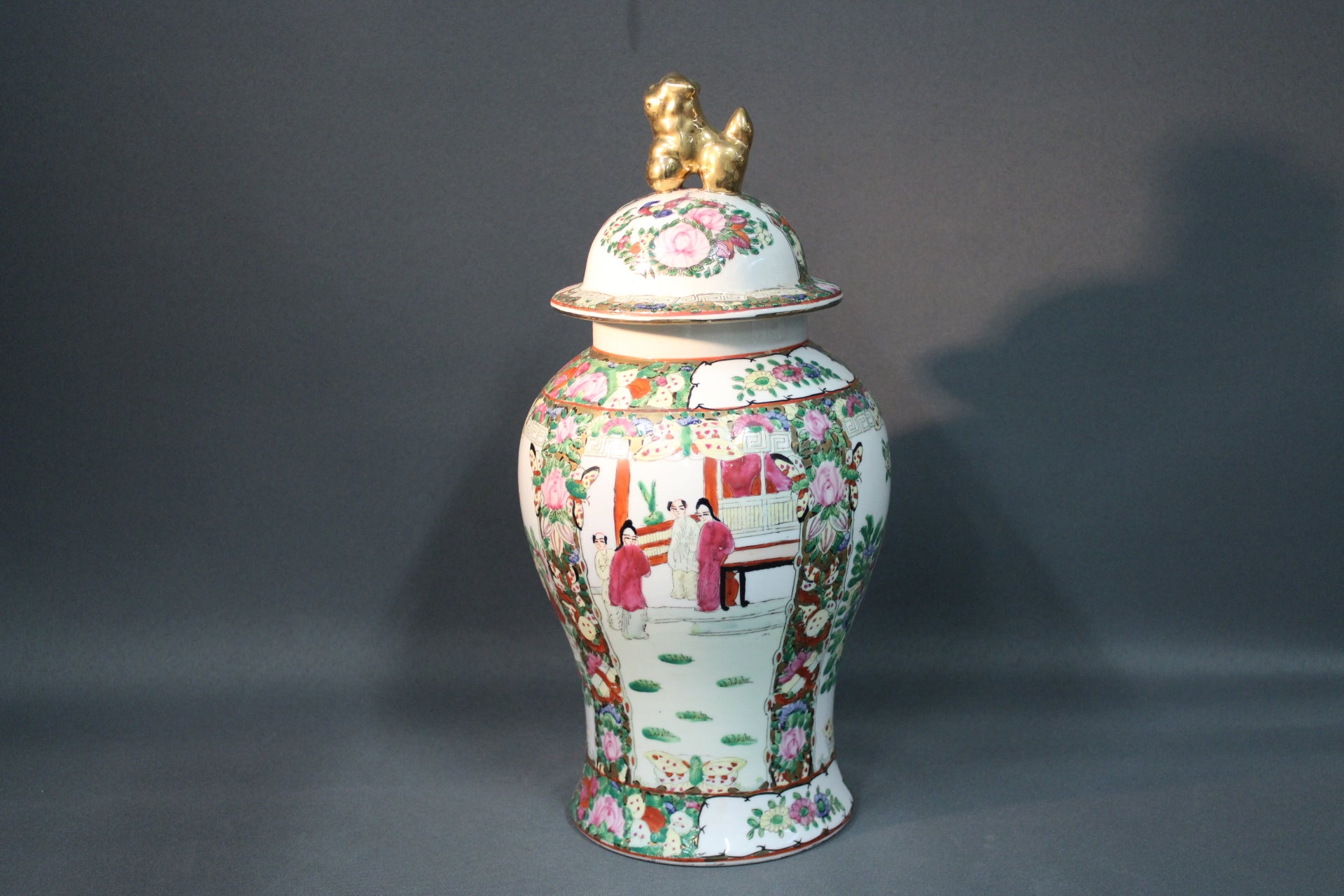 Kiinalainen kantonilainen urna, käsinmaalattu posliini, Qing-tyylinen koriste-esine