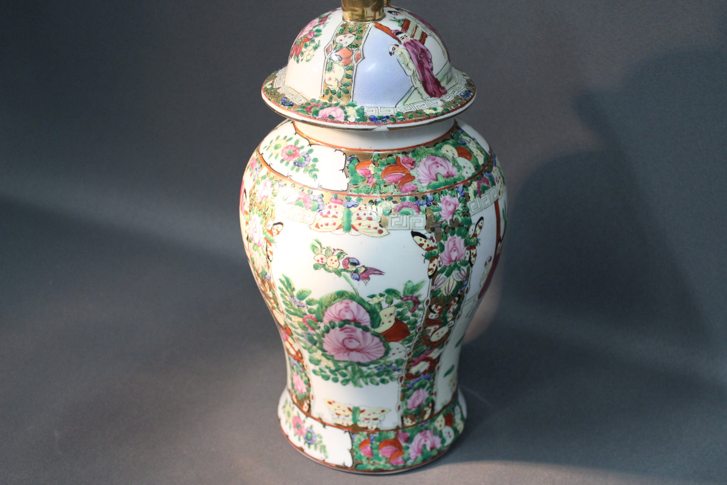 Kantonilainen posliiniurna sivulta, perinteinen käsinmaalattu koristelu