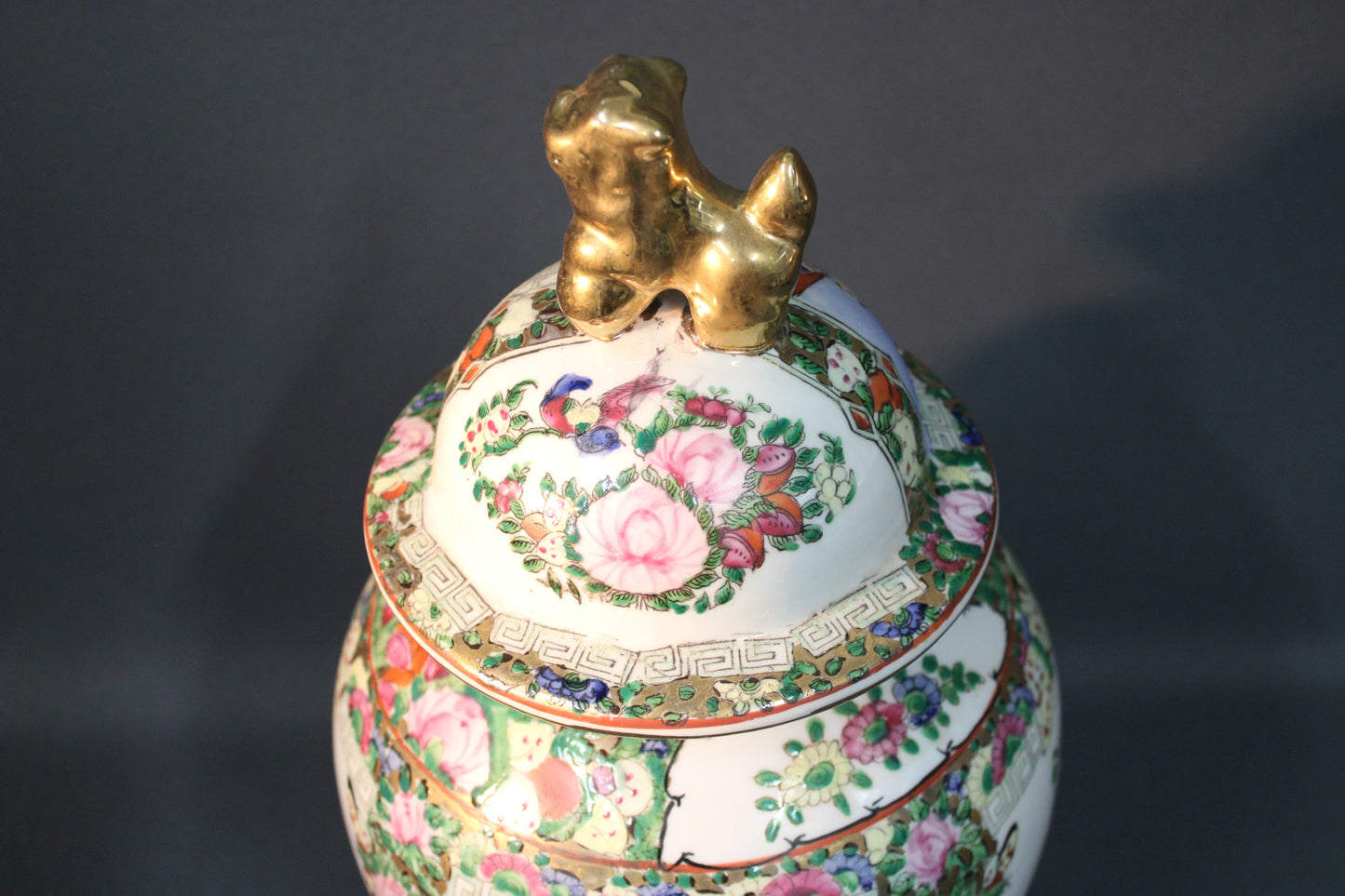 Kiinalainen Canton-tyylinen urna, figuuri- ja kukkamaalaus