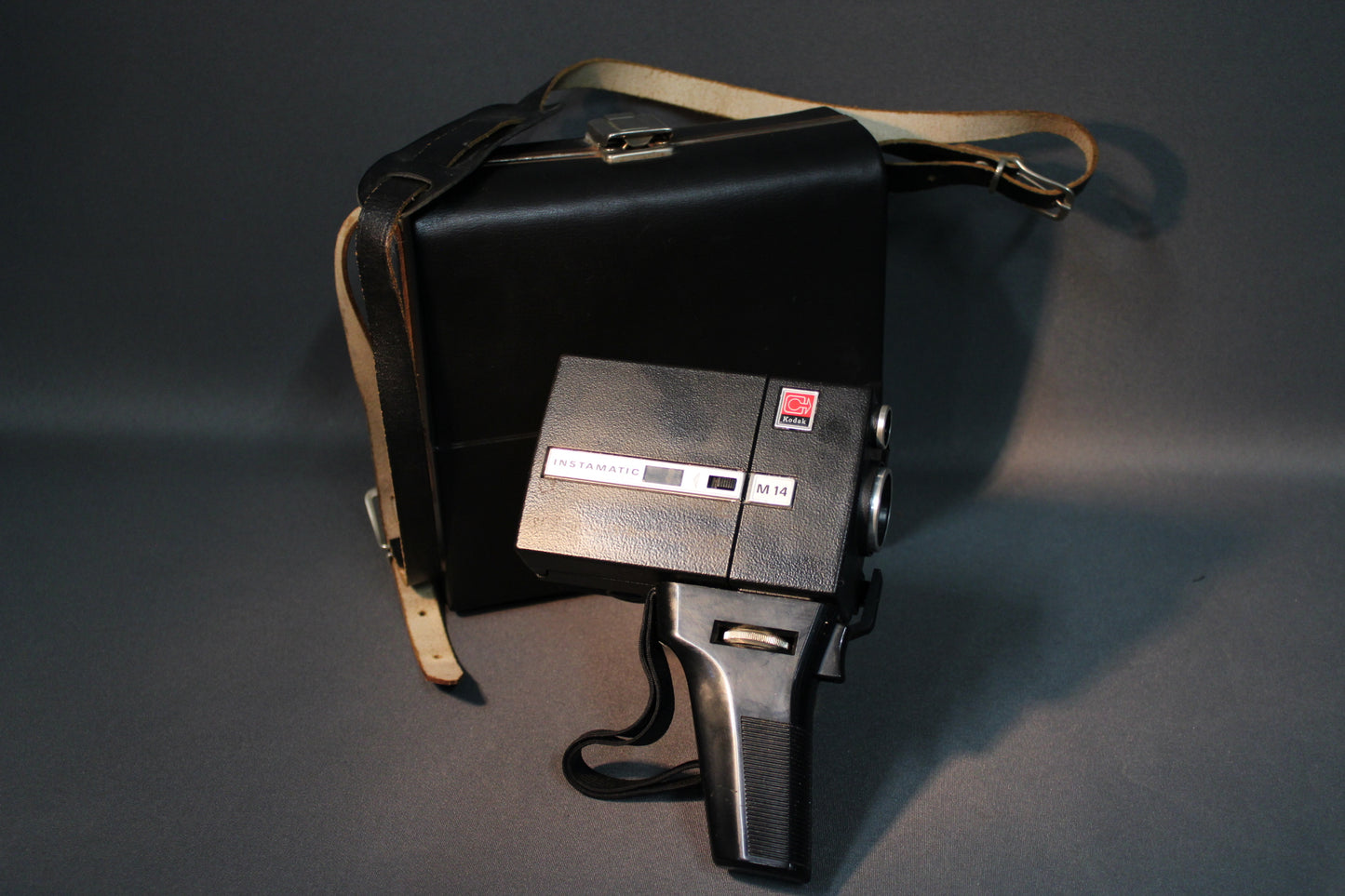 Kodak Instamatic M14 Super 8 -kamera alkuperäisessä laukussa