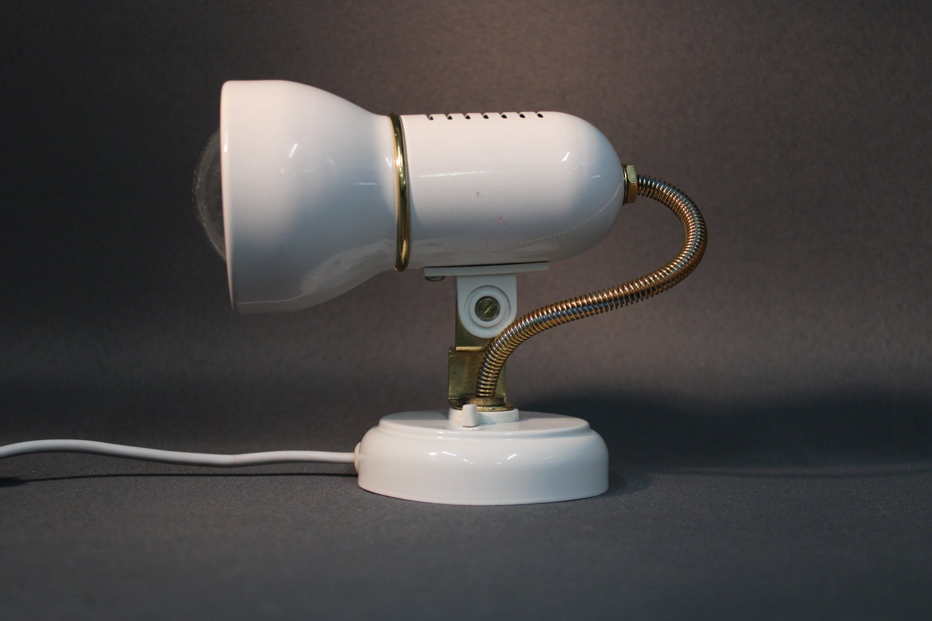 Valkoinen metallinen kohdevalaisin, säädettävä varsi, vintage-valaisin