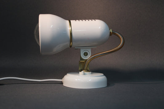 Valkoinen metallinen kohdevalaisin, säädettävä varsi, vintage-valaisin