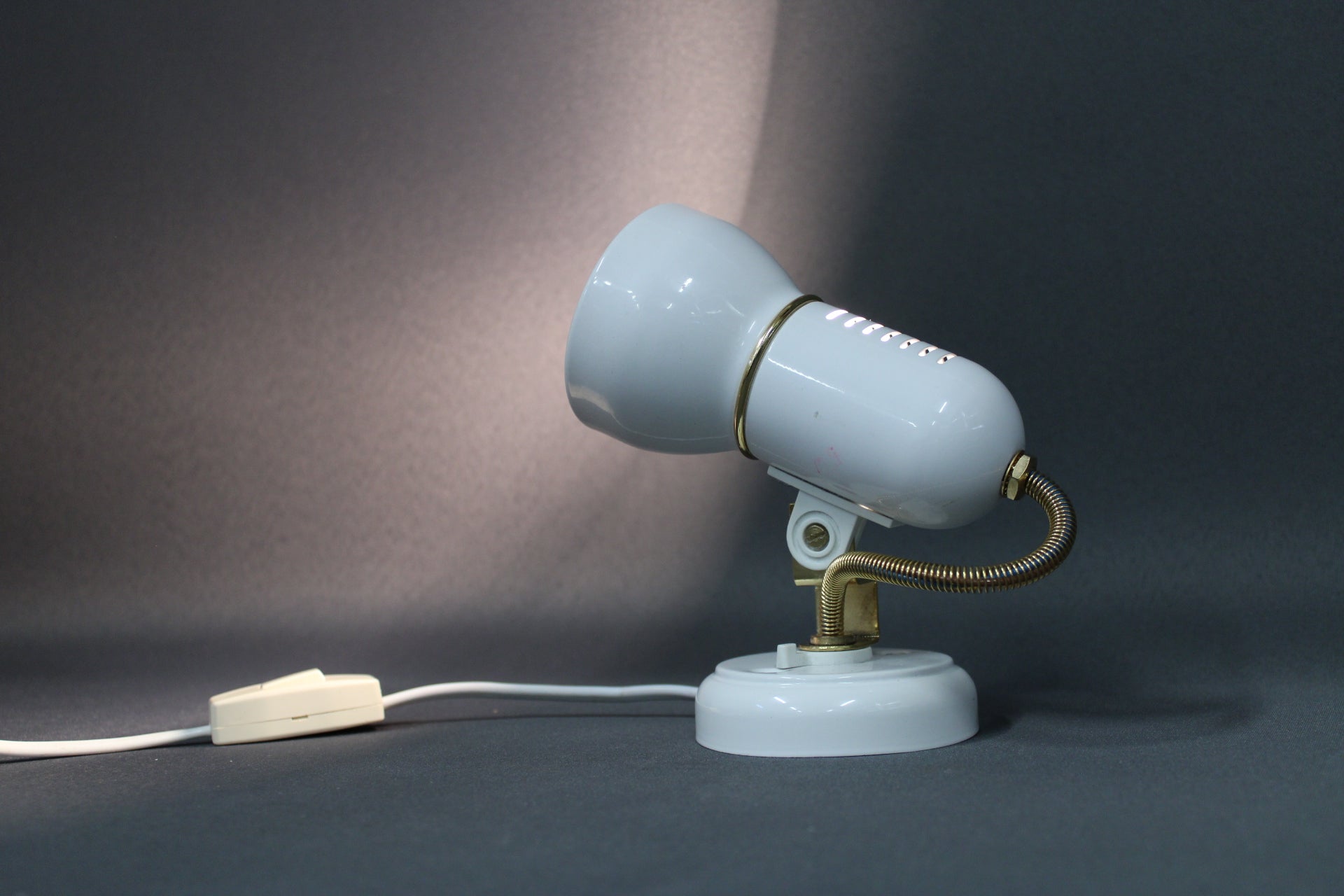 Kohdevalaisin metallia, valkoinen pöytävalaisin, säädettävä