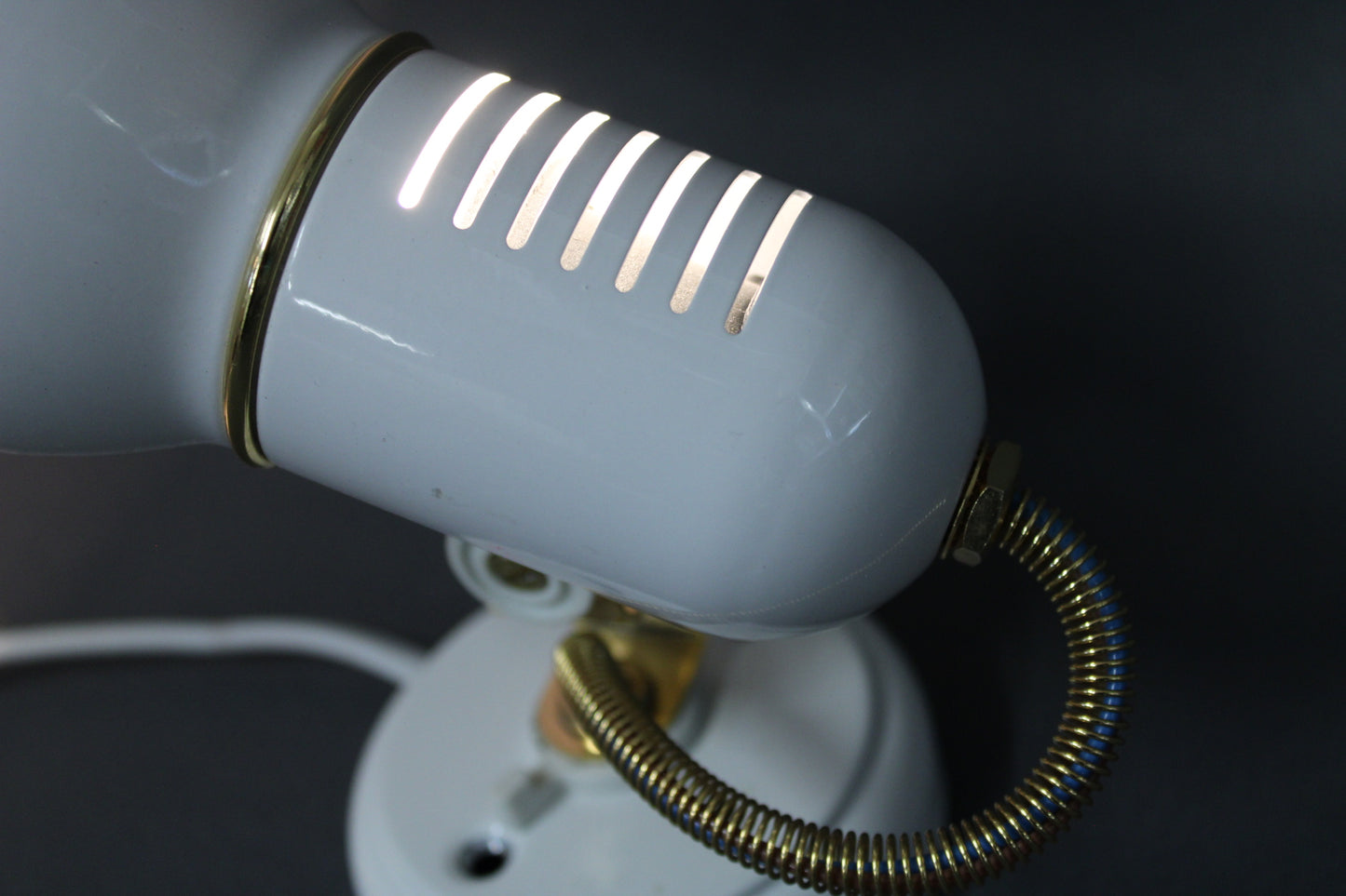 Valkoisen metallisen kohdevalaisimen yksityiskohta, vintage, lähikuva