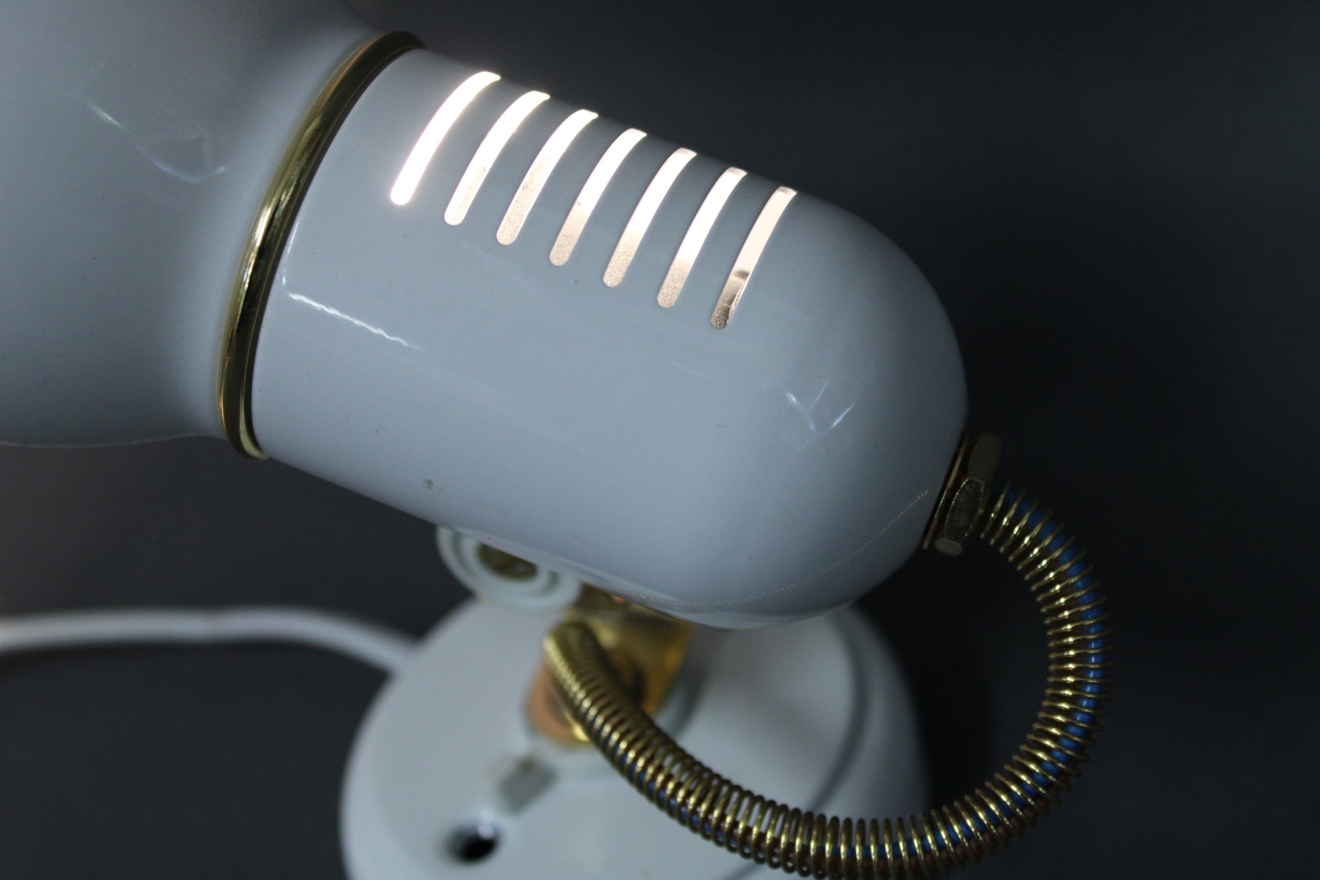 Valkoisen metallisen kohdevalaisimen yksityiskohta, vintage, lähikuva