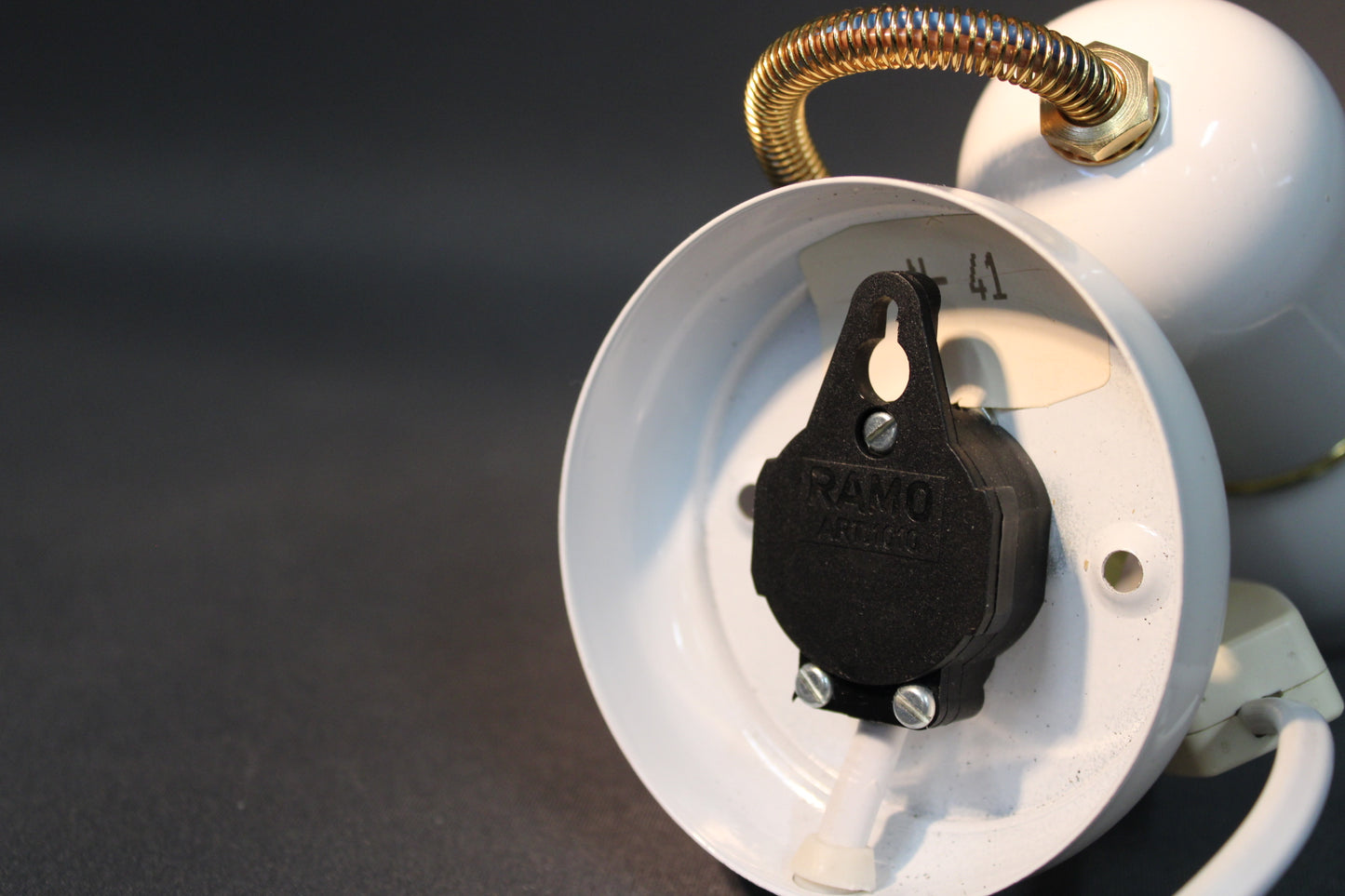 Valkoisen metallisen kohdevalaisimen yksityiskohta,takaa vintage