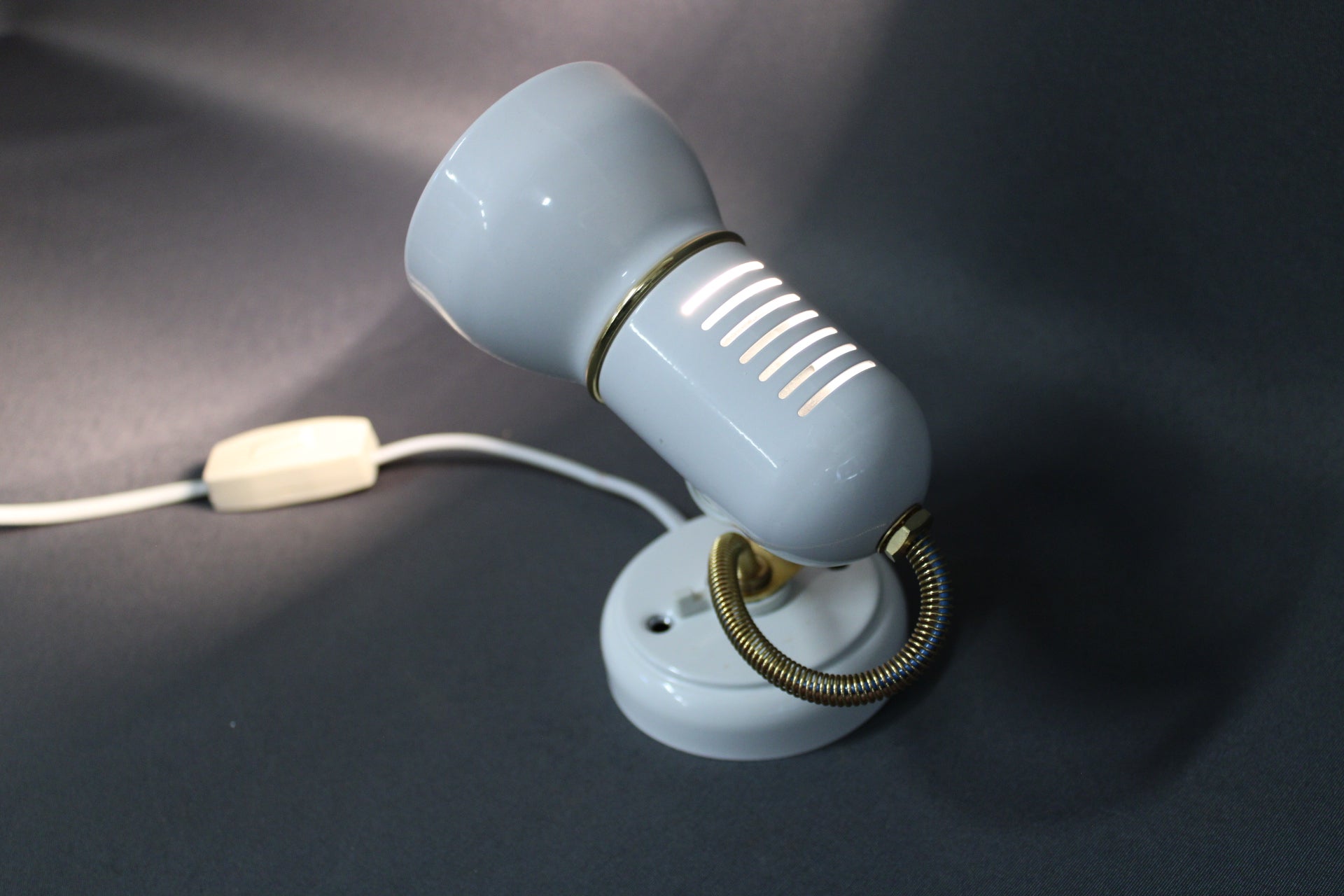 Valkoisen metallisen kohdevalaisimen yksityiskohta, vintage