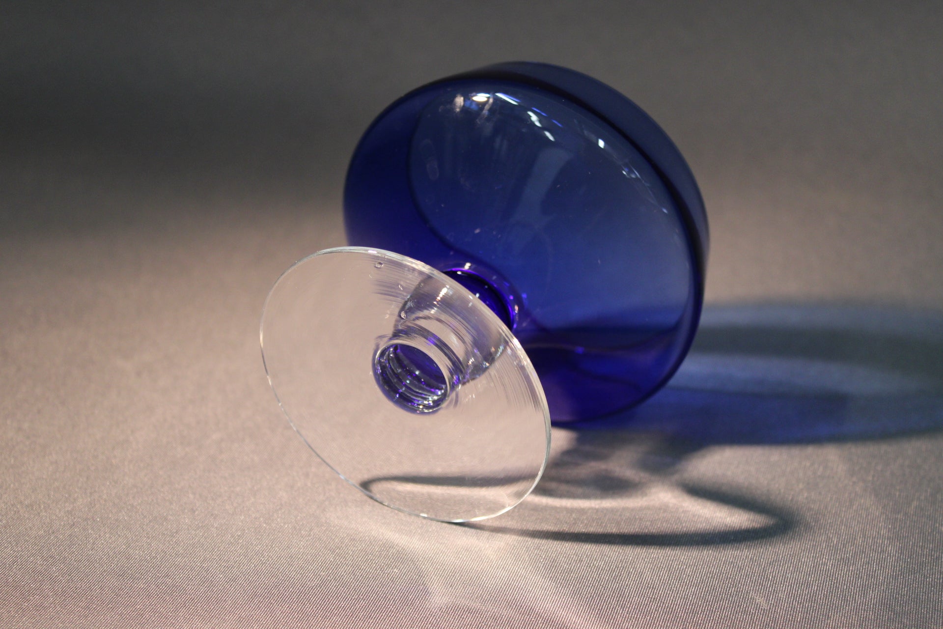 Sininen Kumela jalallinen annoskulho edestä kuvattuna