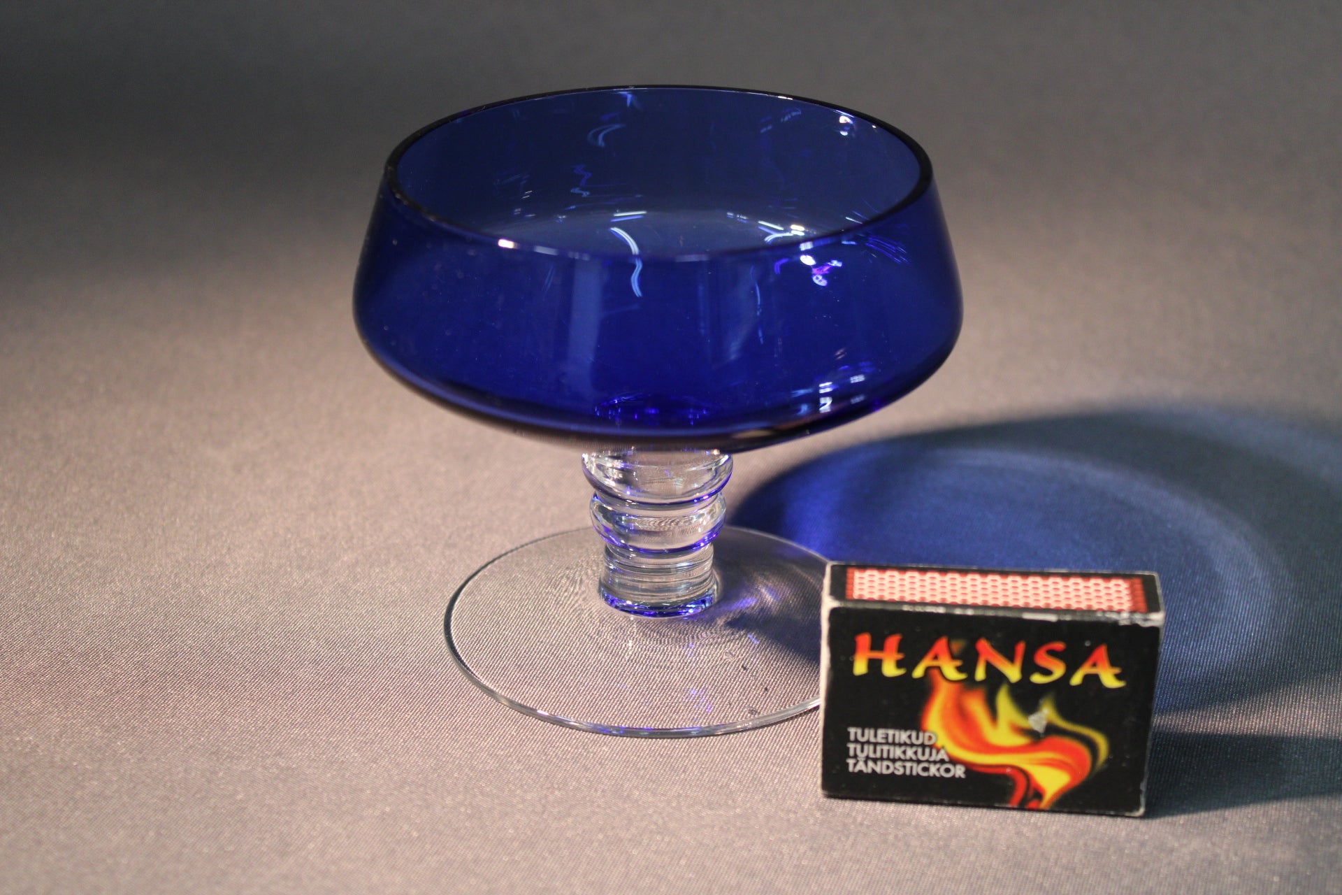 Kumelan jalallisen jälkiruokamaljan pohja ja jalka