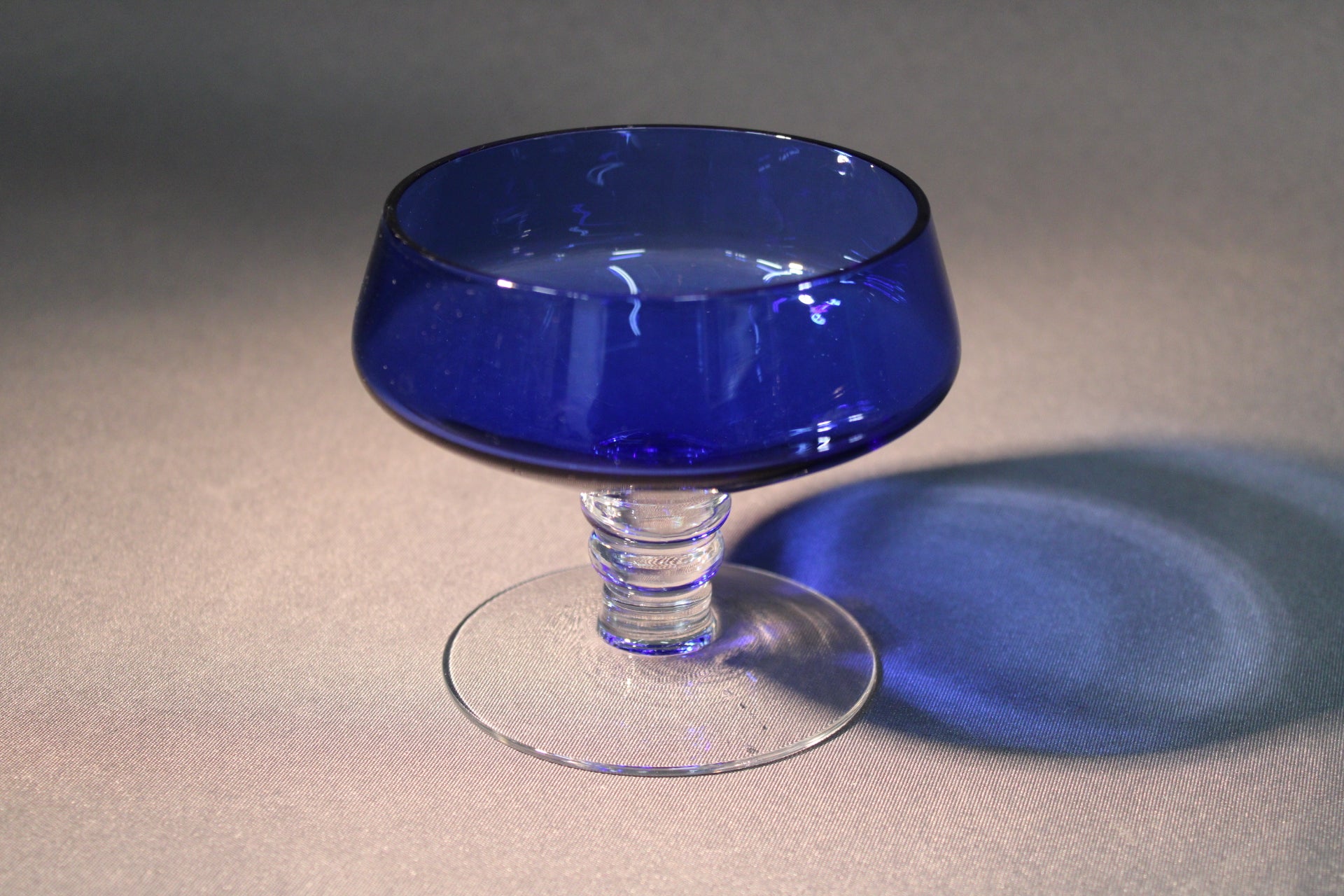 Kumelan sininen jalallinen jälkiruokamalja suomalaisesta lasista