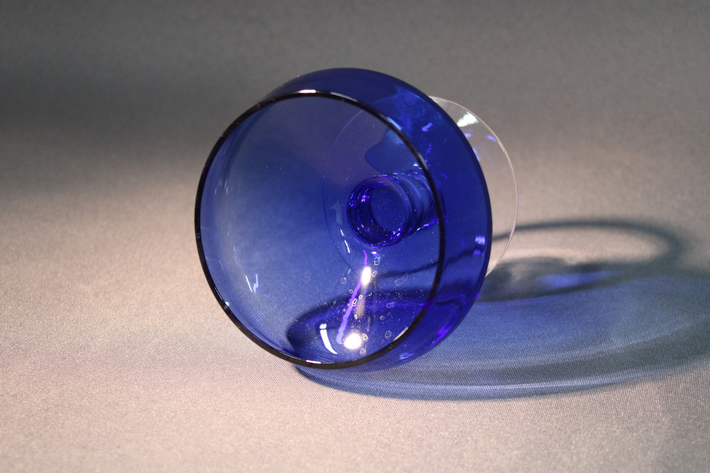 Vintage Kumela sininen jalallinen jälkiruokamalja sivulta