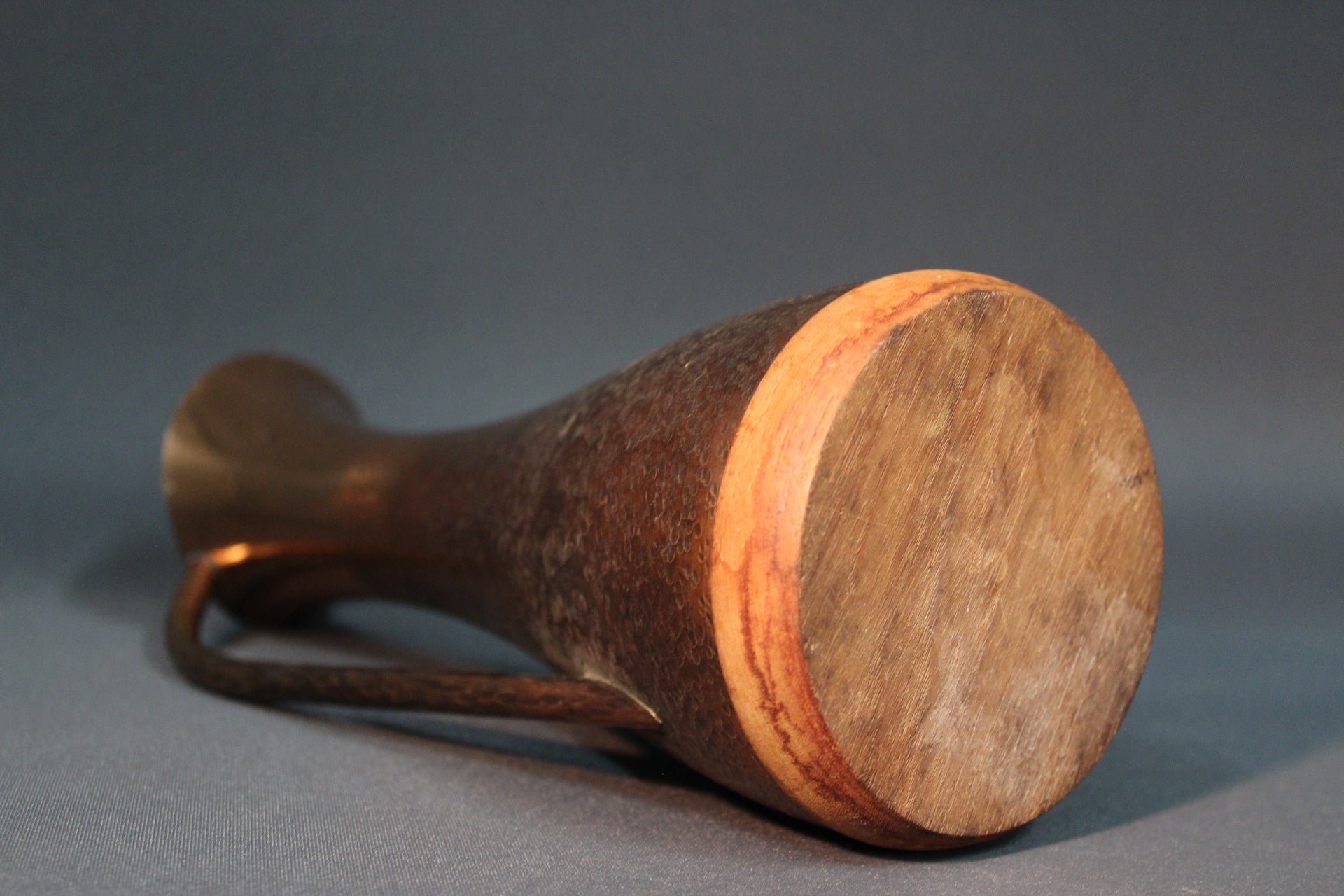 Kuparikannun puupohja ja viimeistely