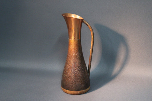 Taottu kuparikannu puupohjalla, vintage kuparikannu