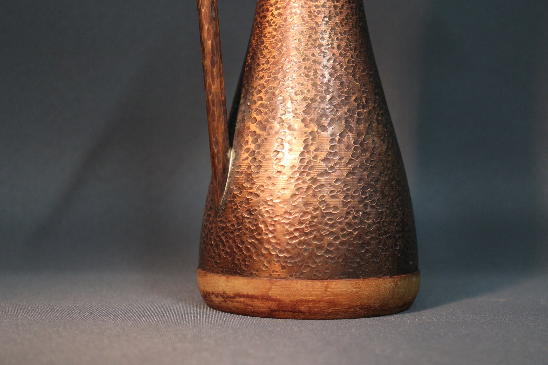 Taotun kuparikannun kuparipinta ja kahva