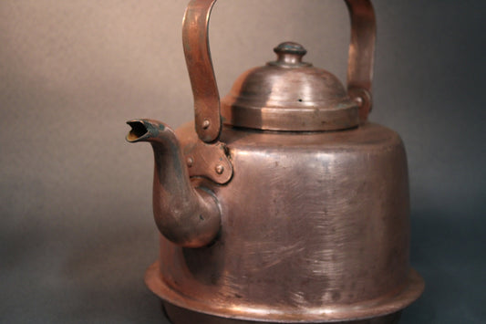 Kuparinen vintage-kahvipannu sivulta kuvattuna