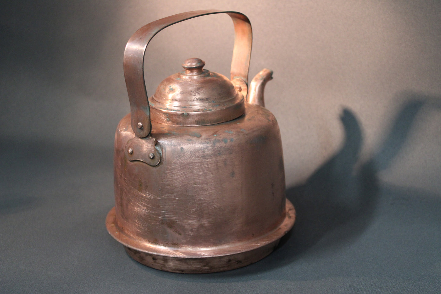 Patinoitunut kuparipannu takaapäin