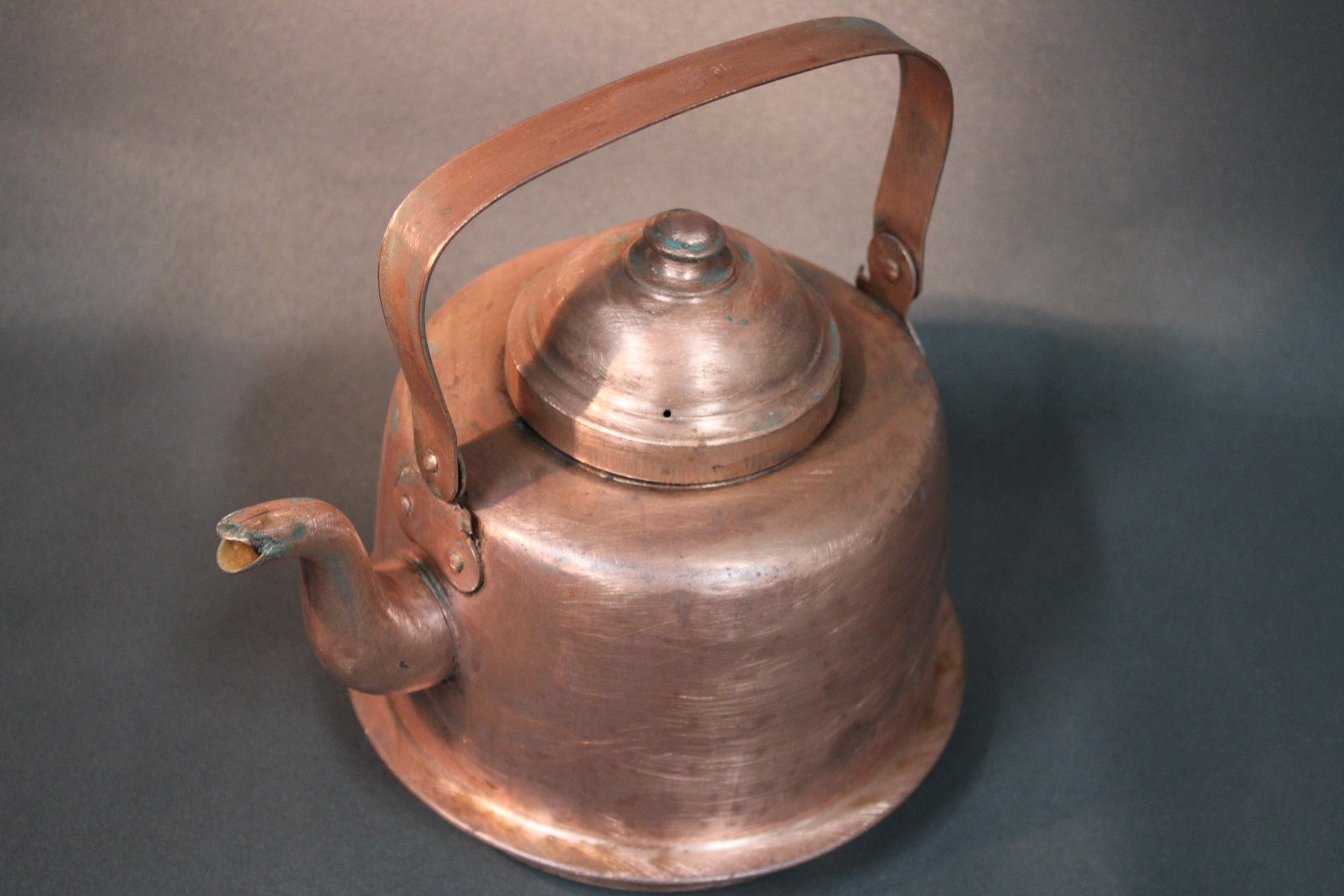 Kuparipannu ylhäältä kuvattuna, kansi ja sanka näkyvissä