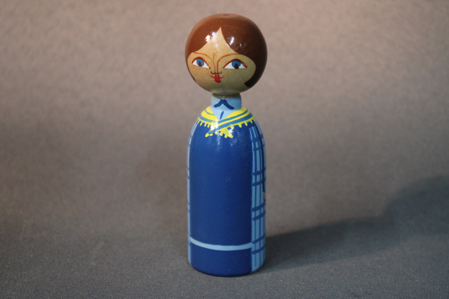 Kupittaan Savi puunukke Martta, käsinmaalattu suomalainen puuhahmo, etukuva.