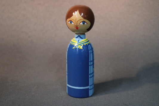 Kupittaan Savi puunukke Martta, käsinmaalattu suomalainen puuhahmo, etukuva.