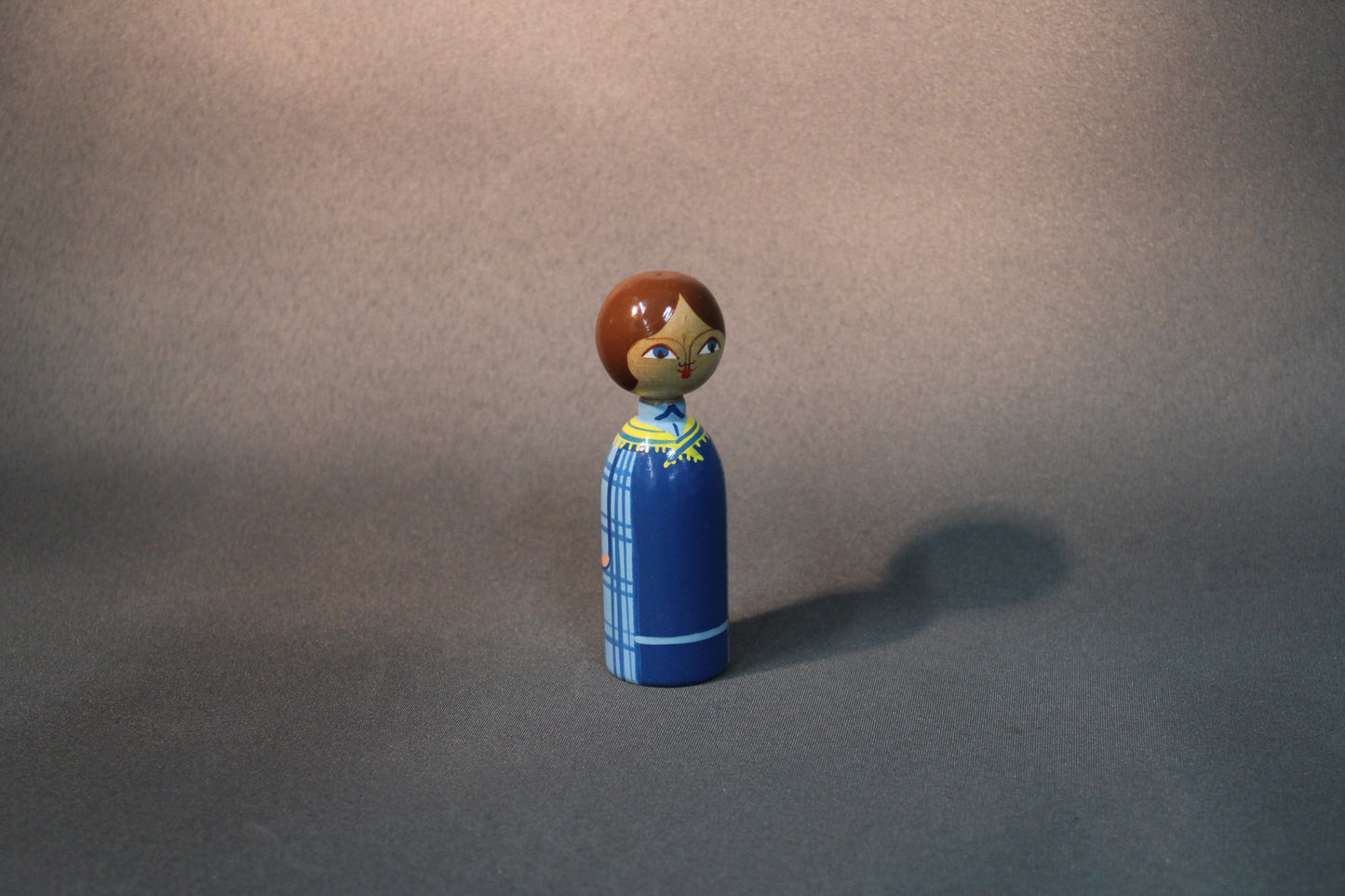 Kupittaan Savi Martta -figuuri lähikuvassa, käsinmaalatut kasvot ja puku.