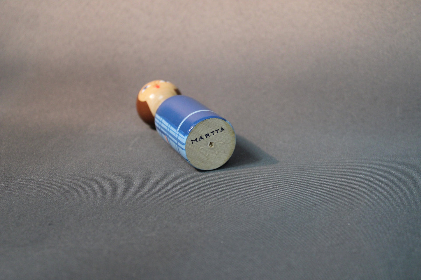 Kupittaan Savi Martta -puunukke, pohjassa käsinkirjoitettu Martta-merkintä.