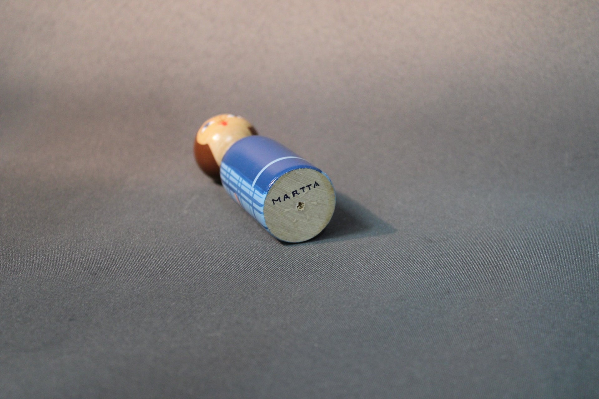 Kupittaan Savi Martta -puunukke, pohjassa käsinkirjoitettu Martta-merkintä.