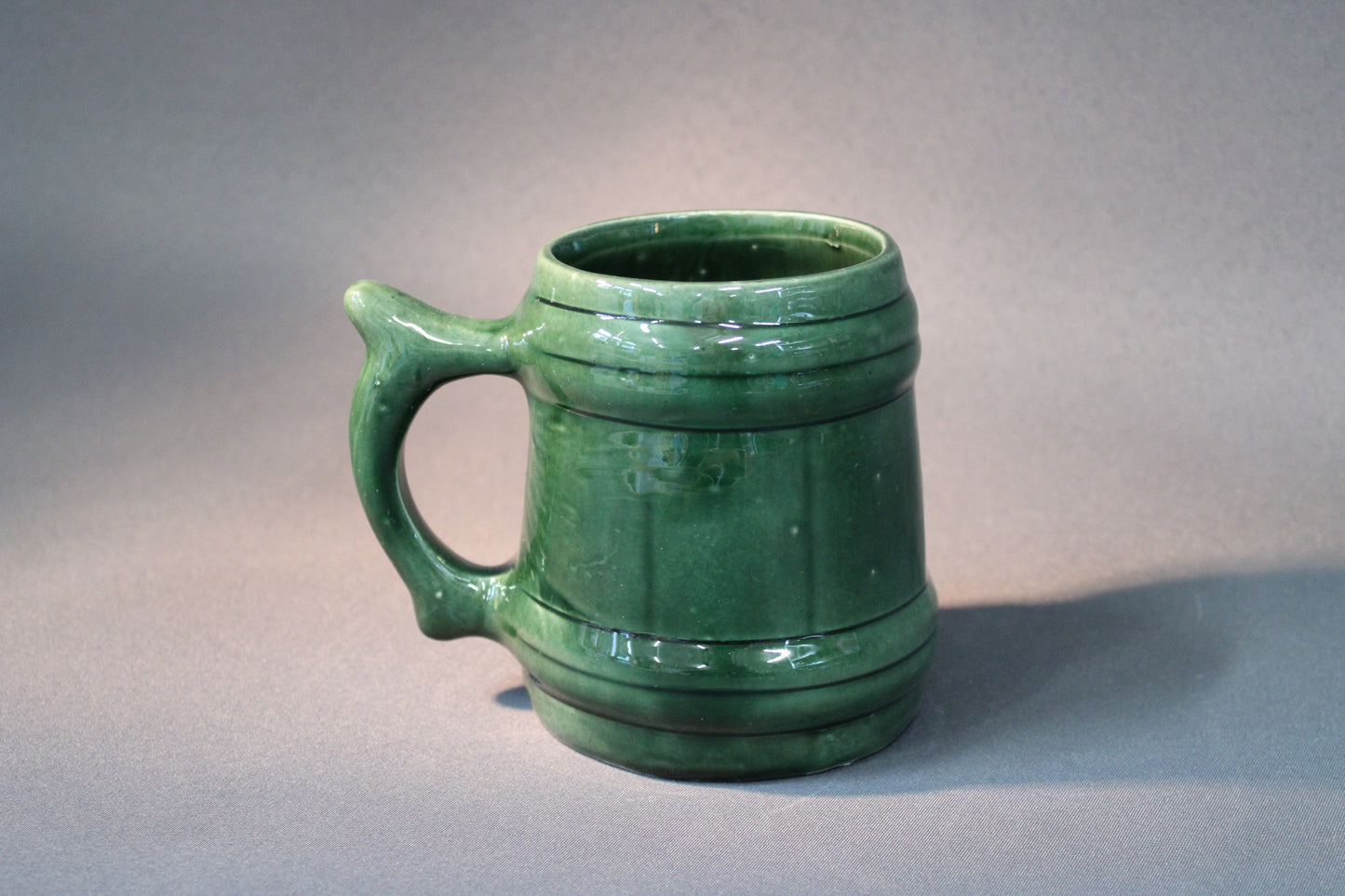 Kupittaan Savi vihreä tuoppi, signeeraus Okki Laine