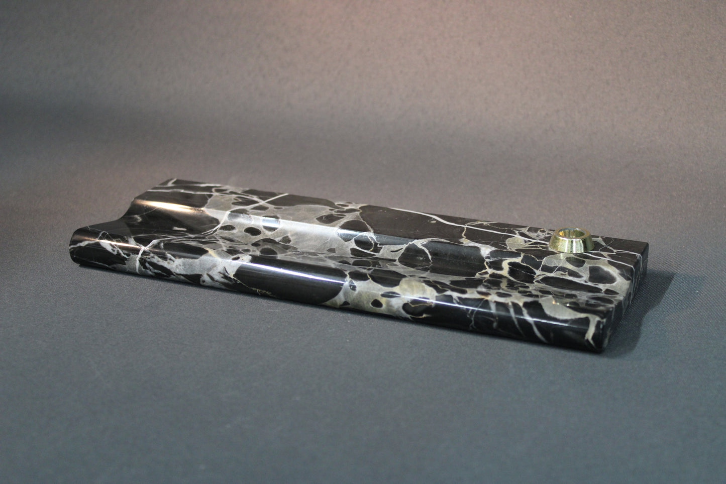 Marmorinen mustavalkoinen kynäteline messinkisella kynäpidikkeellä
