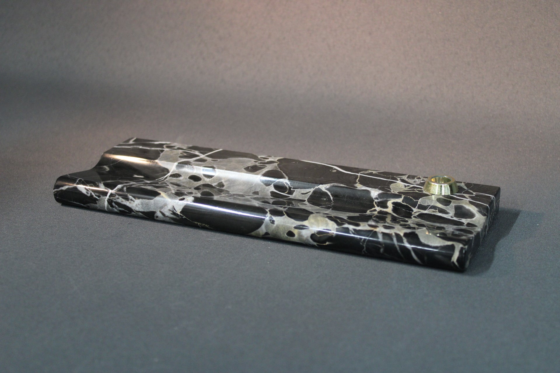 Marmorinen mustavalkoinen kynäteline messinkisella kynäpidikkeellä