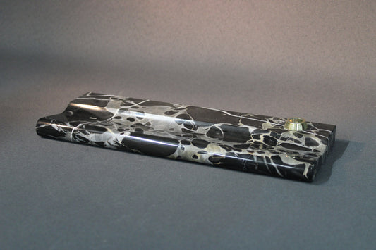 Marmorinen mustavalkoinen kynäteline messinkisella kynäpidikkeellä