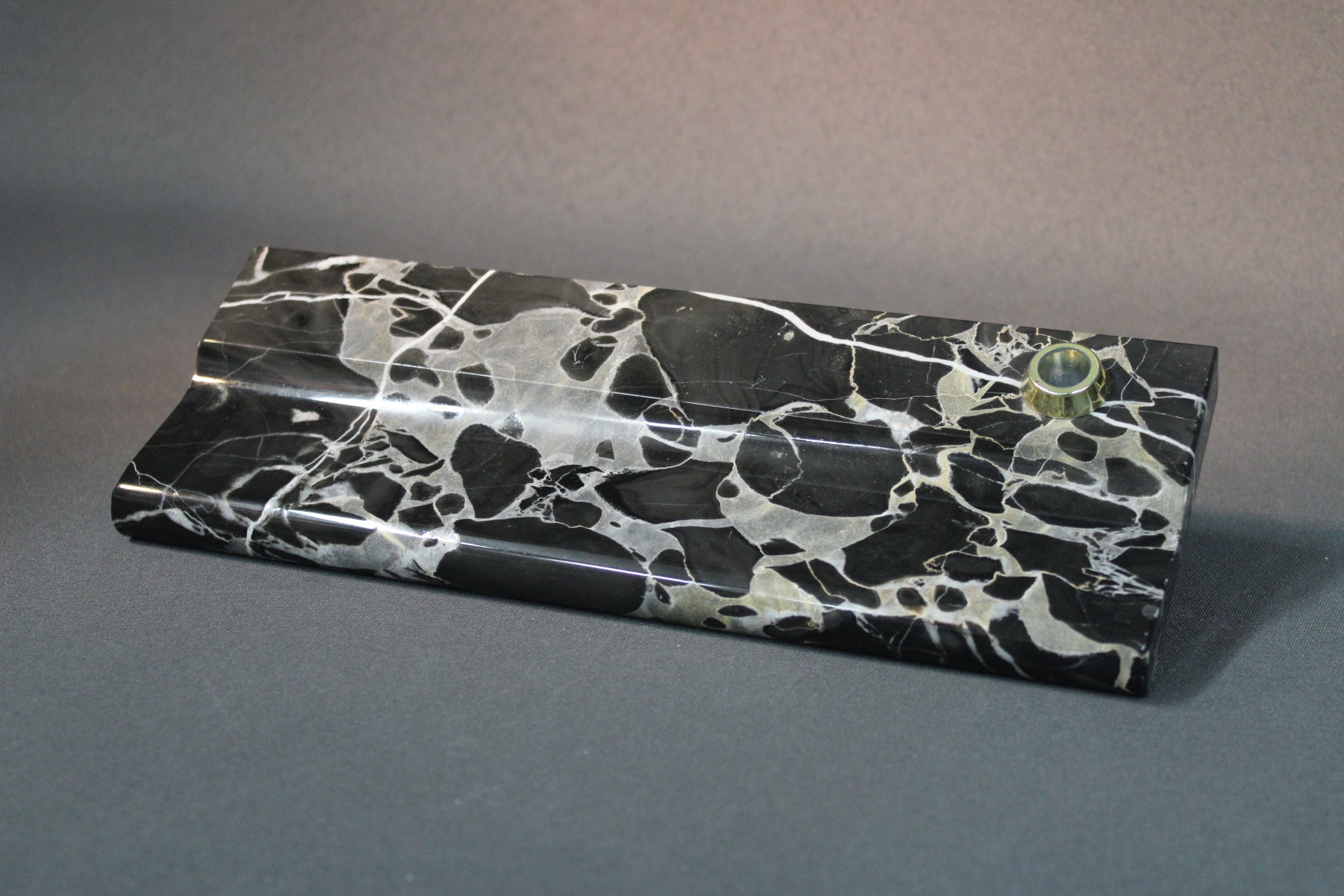 Kynätelineen mustavalkoinen marmori ja kaiverrettu ura