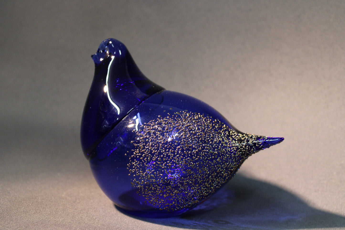 Koboltinsininen Lasilandia lasilintu kultahippukoristelulla, sivukuva