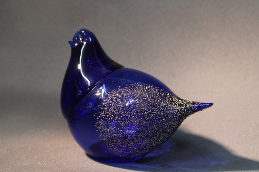 Koboltinsininen Lasilandia lasilintu kultahippukoristelulla, sivukuva