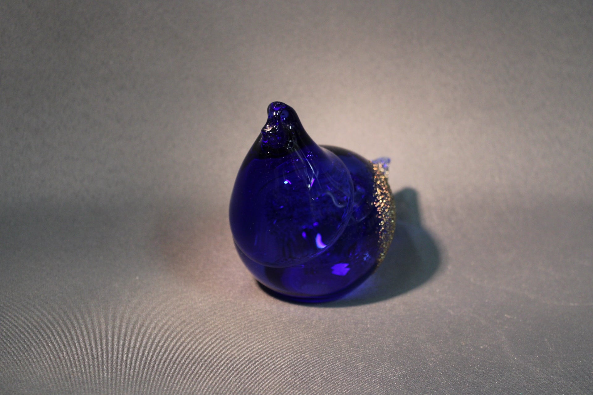 Lasilandia lasilintu edestä katsottuna, koboltinsininen lasi ja kultahile