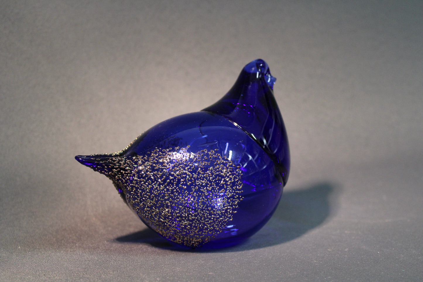 Lasilandia lasilintu takaviistosta, kimalteleva kultapinta