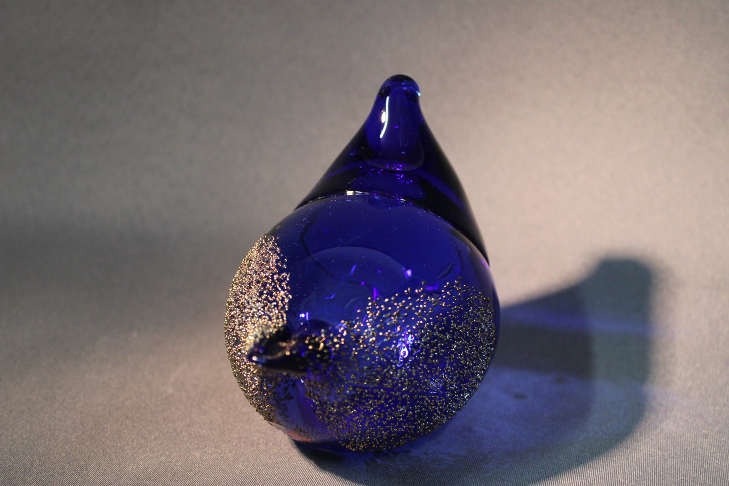 Käsinpuhallettu koboltinsininen lasilintu, yksityiskohtainen kultakoristelu