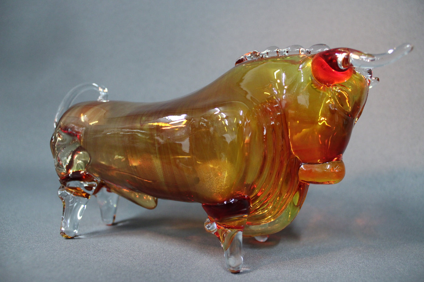 Lasinen härkäfiguuri meripihkanruskeaa ja punaista lasia, koriste-esine