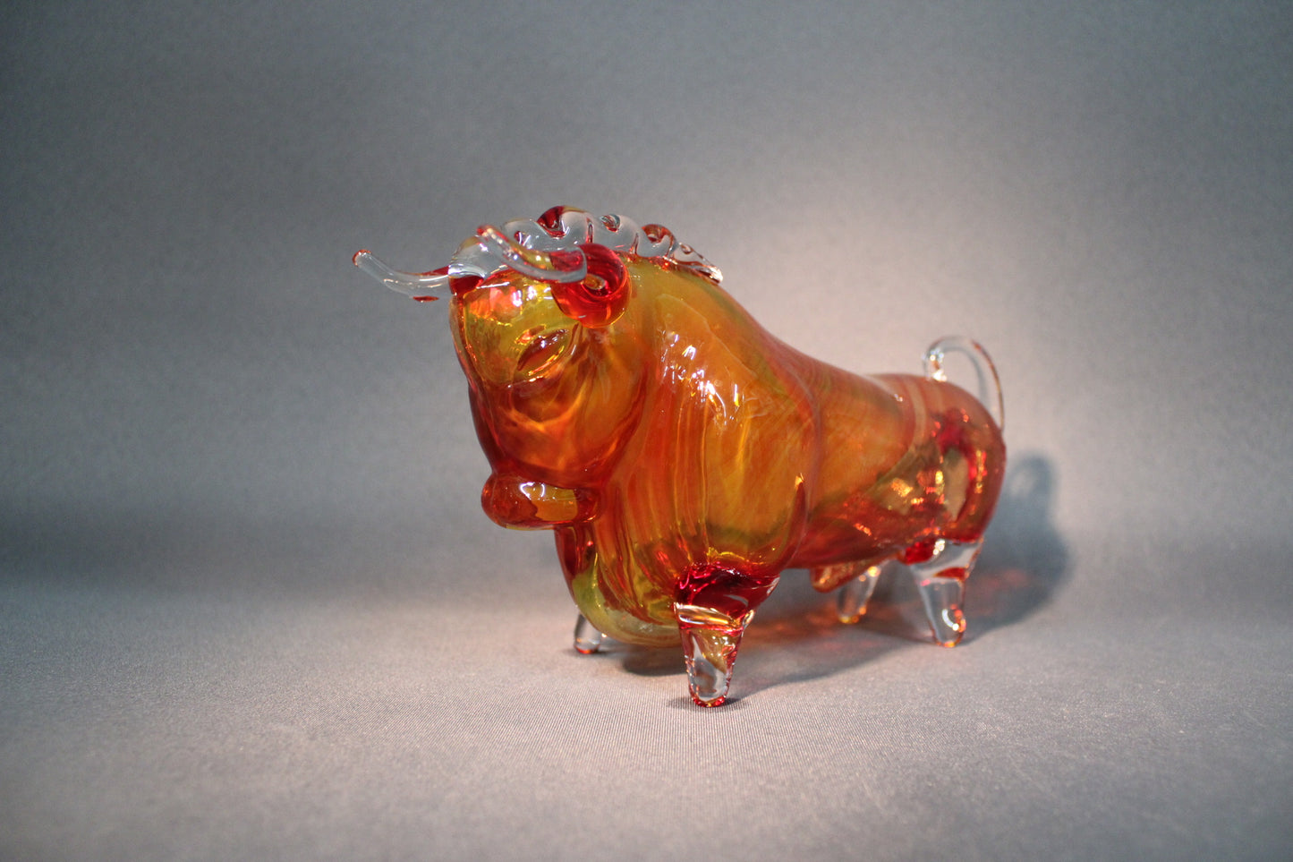 Lasinen härkäfiguuri sivulta, läpikuultava värillinen lasi