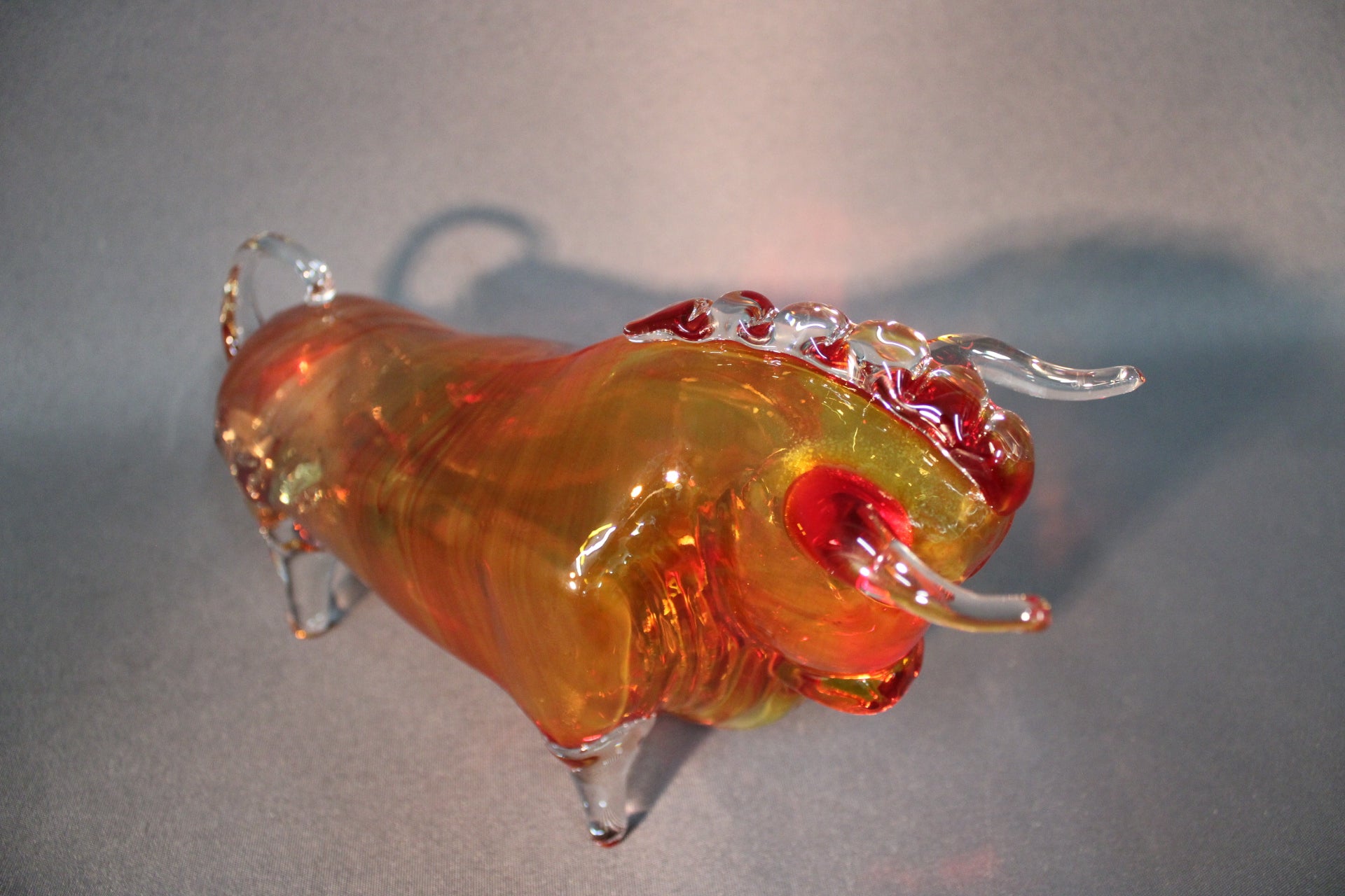 Lasinen härkäfiguuri edestä, käsin muotoiltu lasiveistos