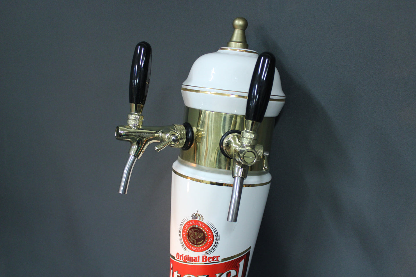 Kaksi messinkistä hanaa Litovel-oluthanan yläosassa.