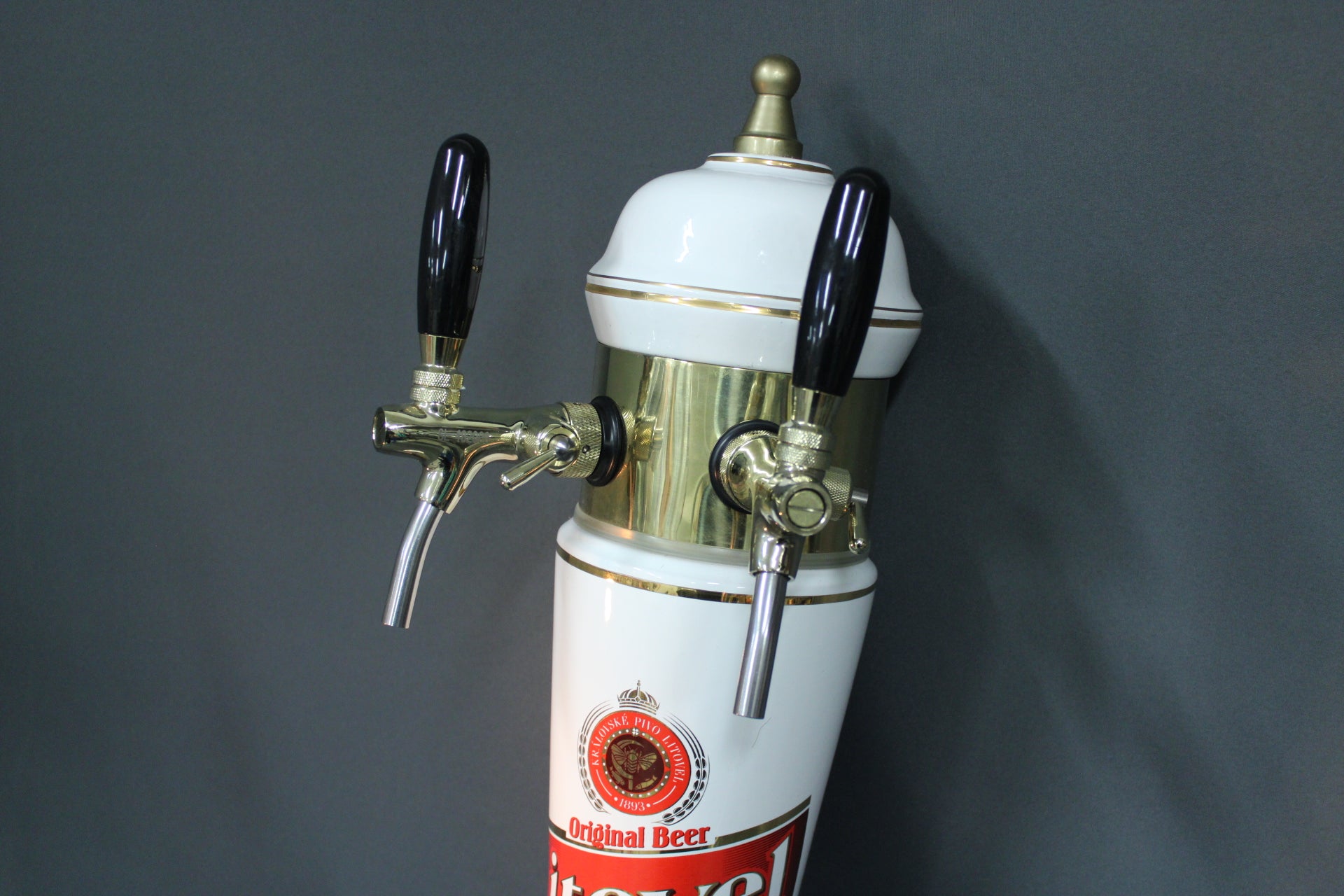 Kaksi messinkistä hanaa Litovel-oluthanan yläosassa.