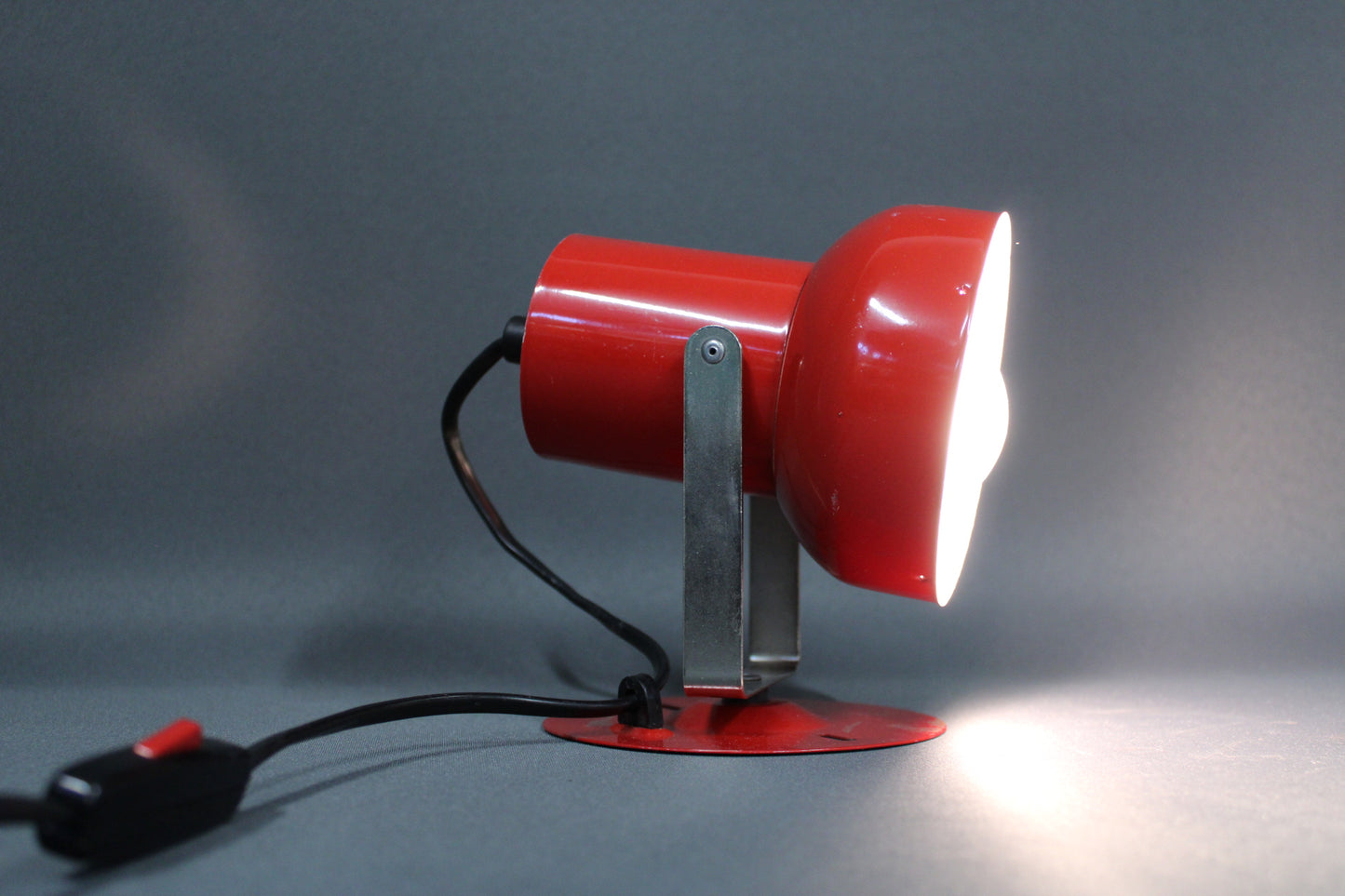 Lival metallinen seinävalaisin, punainen, suomalainen design