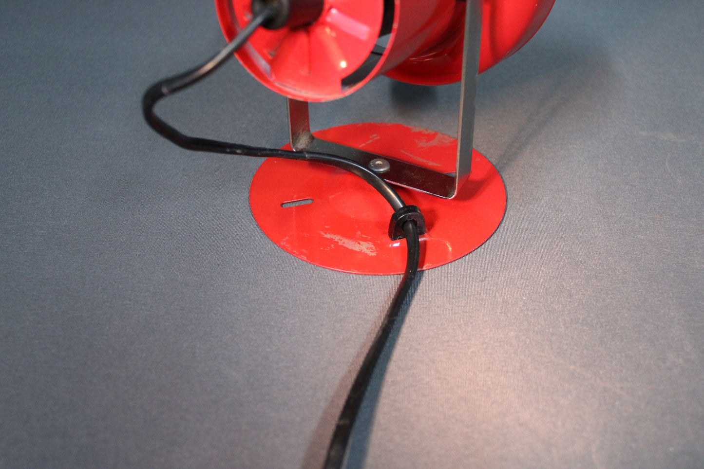 Lival seinävalaisin yksityiskohta, punainen metalli