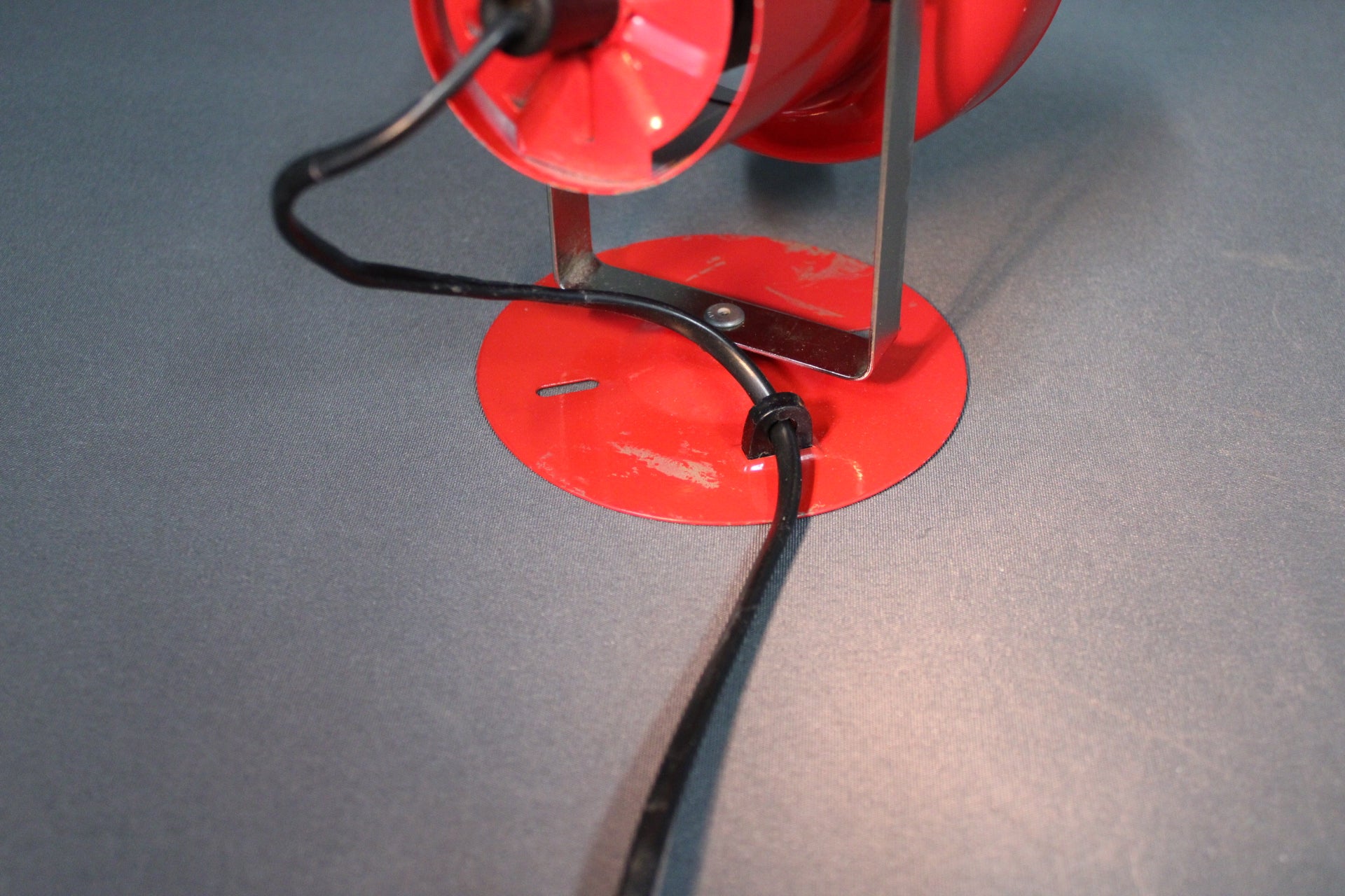 Lival seinävalaisin yksityiskohta, punainen metalli