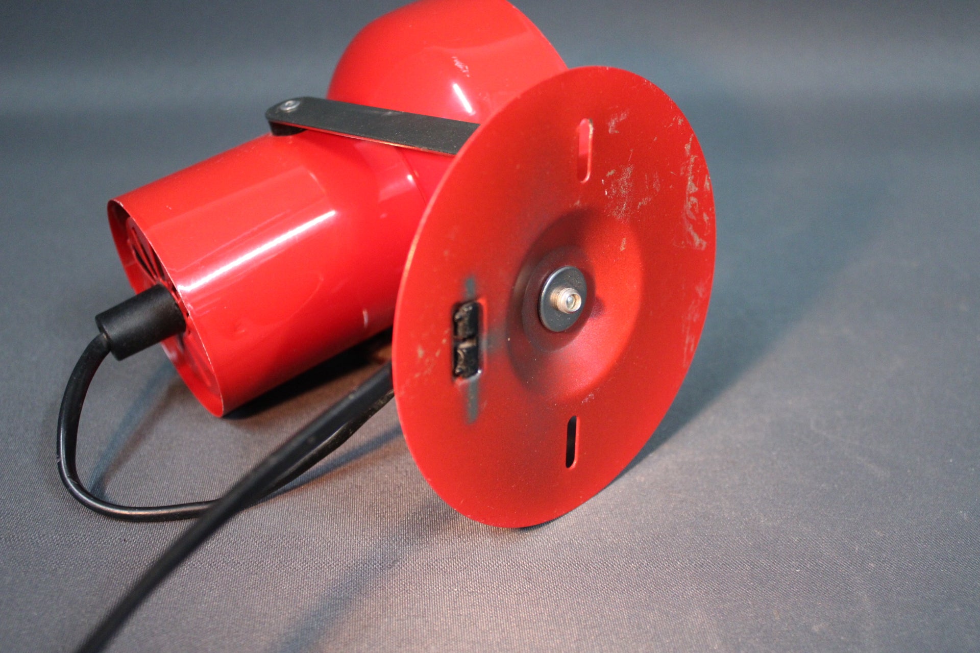 Lival seinävalaisin yksityiskohta jalka, punainen metalli