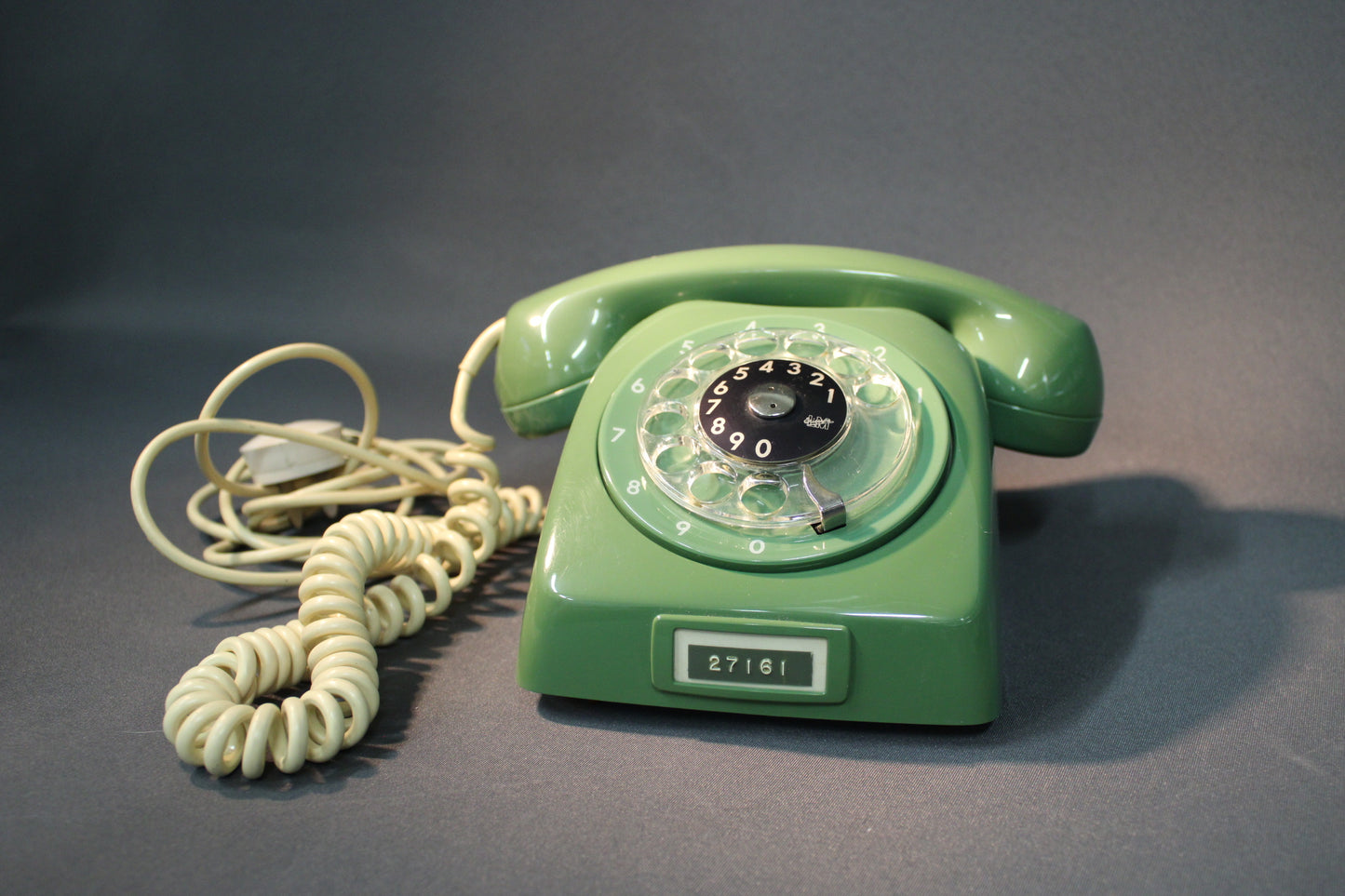 Vihreä LM Ericsson retro lankapuhelin, etukuva numerolevy näkyvissä