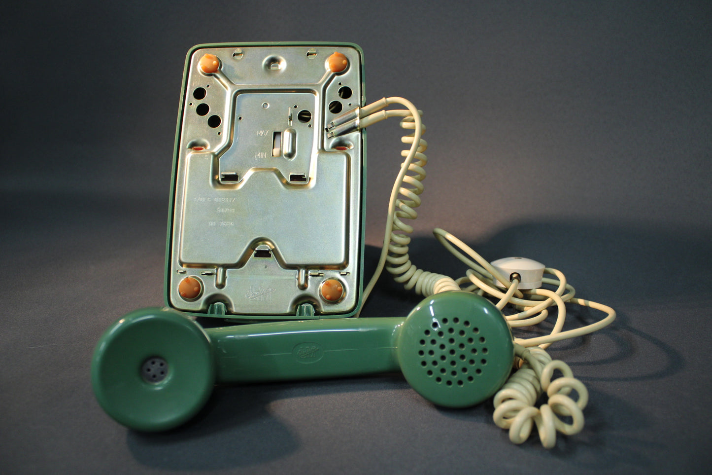 LM Ericsson vihreä lankapuhelin, pohjakuva ja irrotettu luuri johdon kanssa