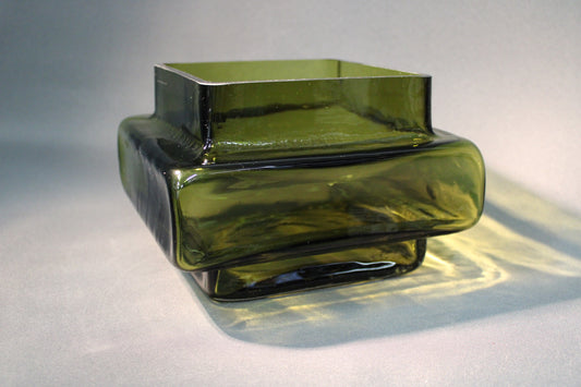 Helena Tynell Palkki -maljakko oliivinvihreä, etukuvassa, Riihimäen lasi