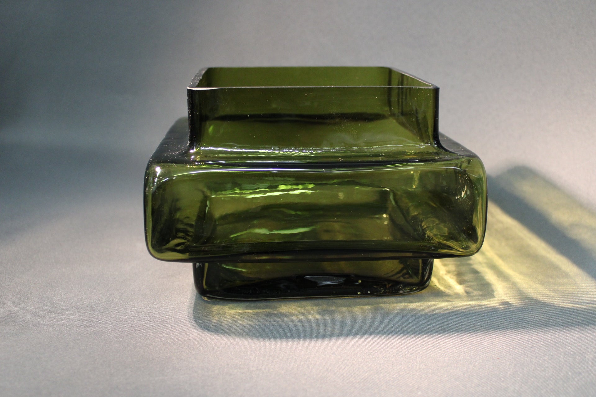 Vintage Palkki-maljakko, sivukuva, oliivinvihreää lasia, Helena Tynell