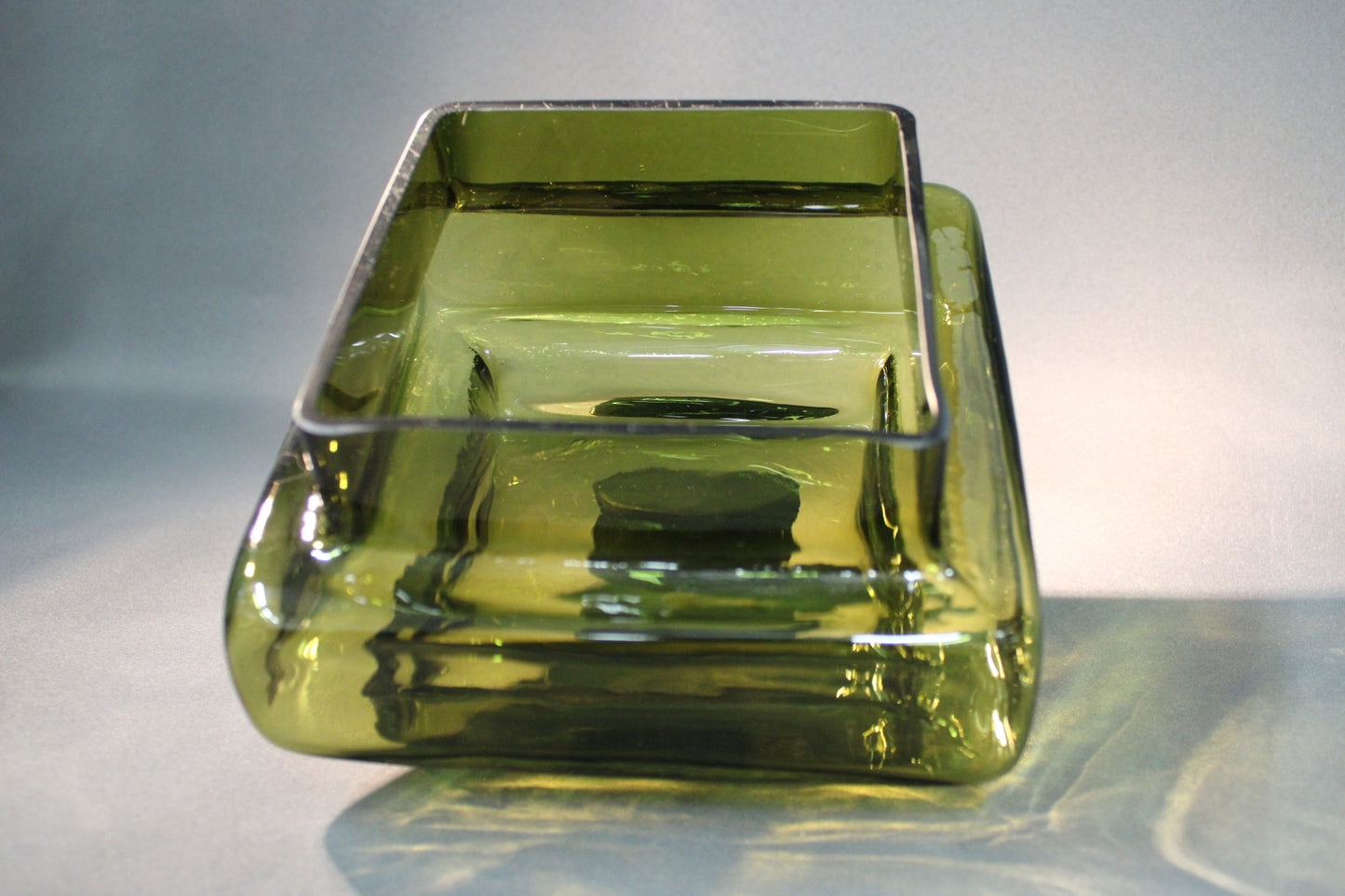Riihimäen lasin Palkki-maljakko ylhäältä kuvattuna, oliivinvihreä lasimaljakko